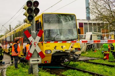 Remseck: LKW uebersieht am Bahnuebergang Stadtbahn